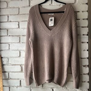 Aritzia Babaton Rogers V-Neck Sweater Chunky Knit Waist Length Relaxed Fit knit